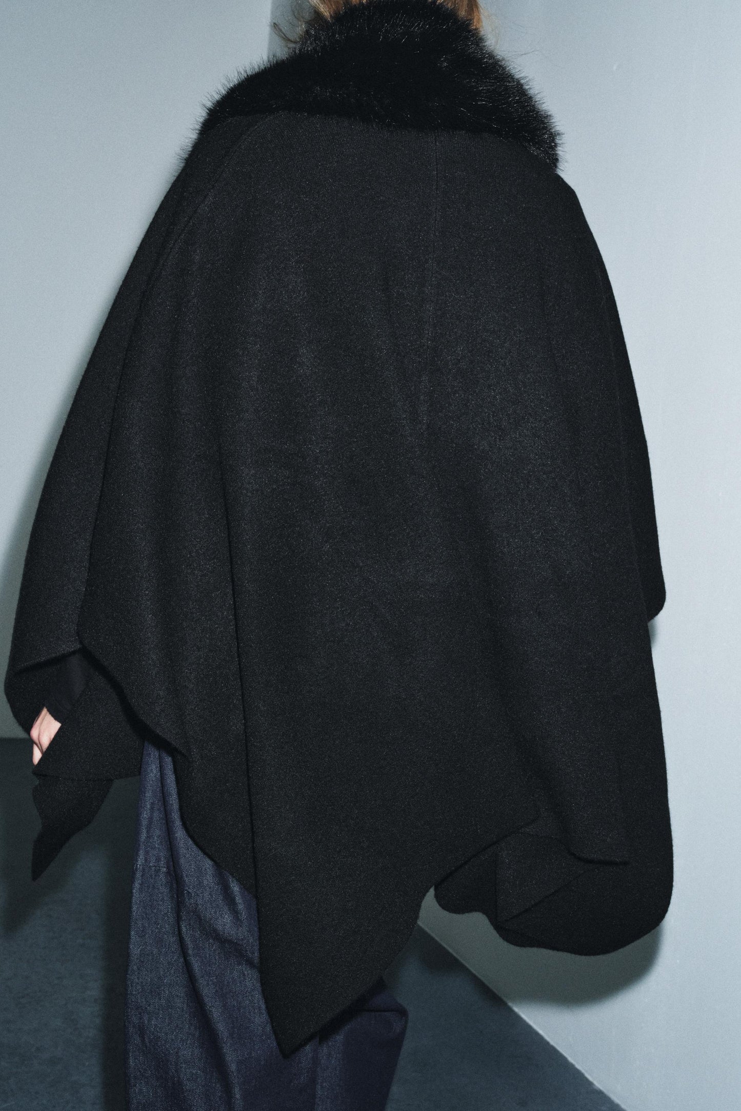 Cape En Maille Effet Fourrure