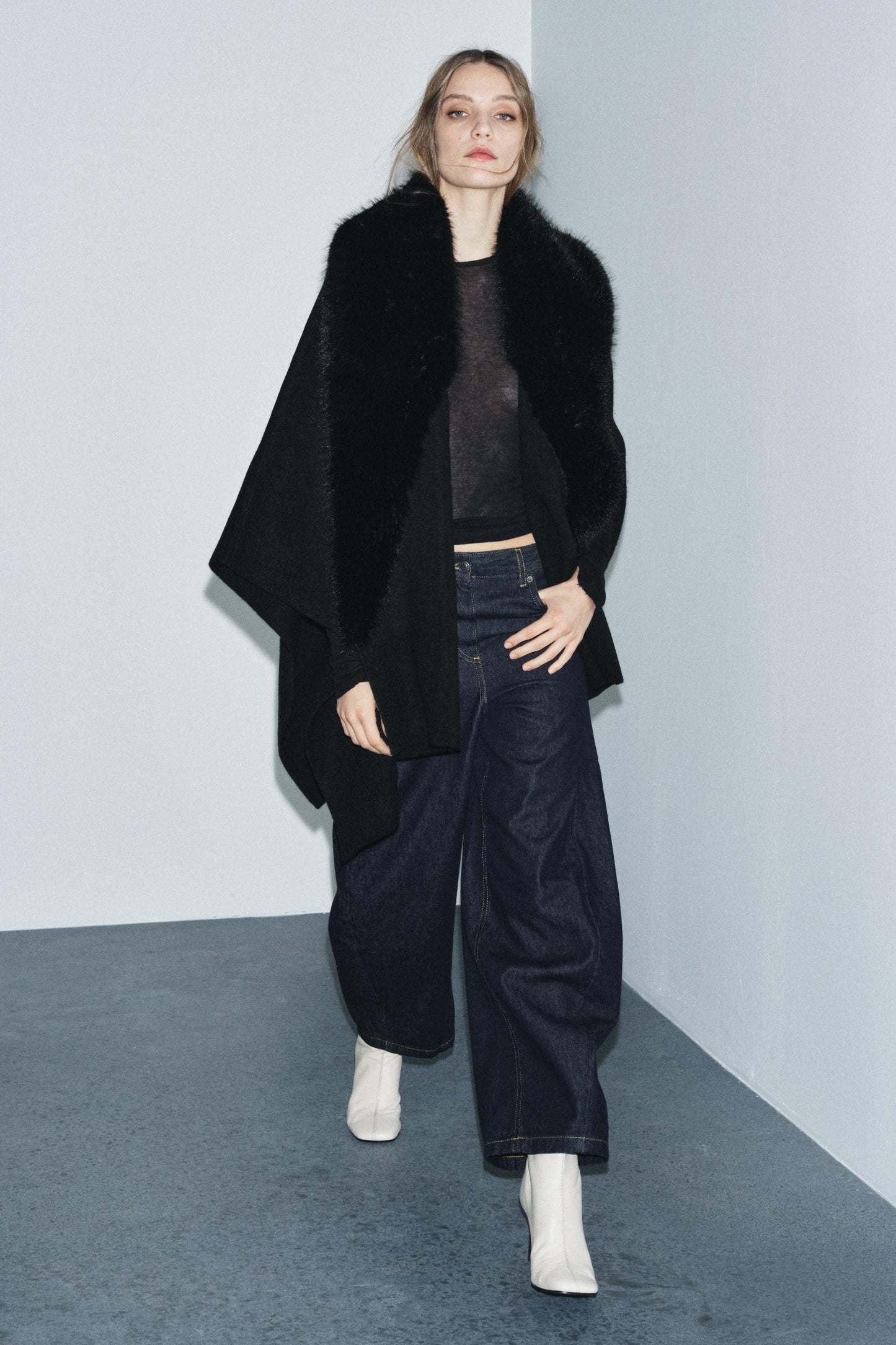 Cape En Maille Effet Fourrure