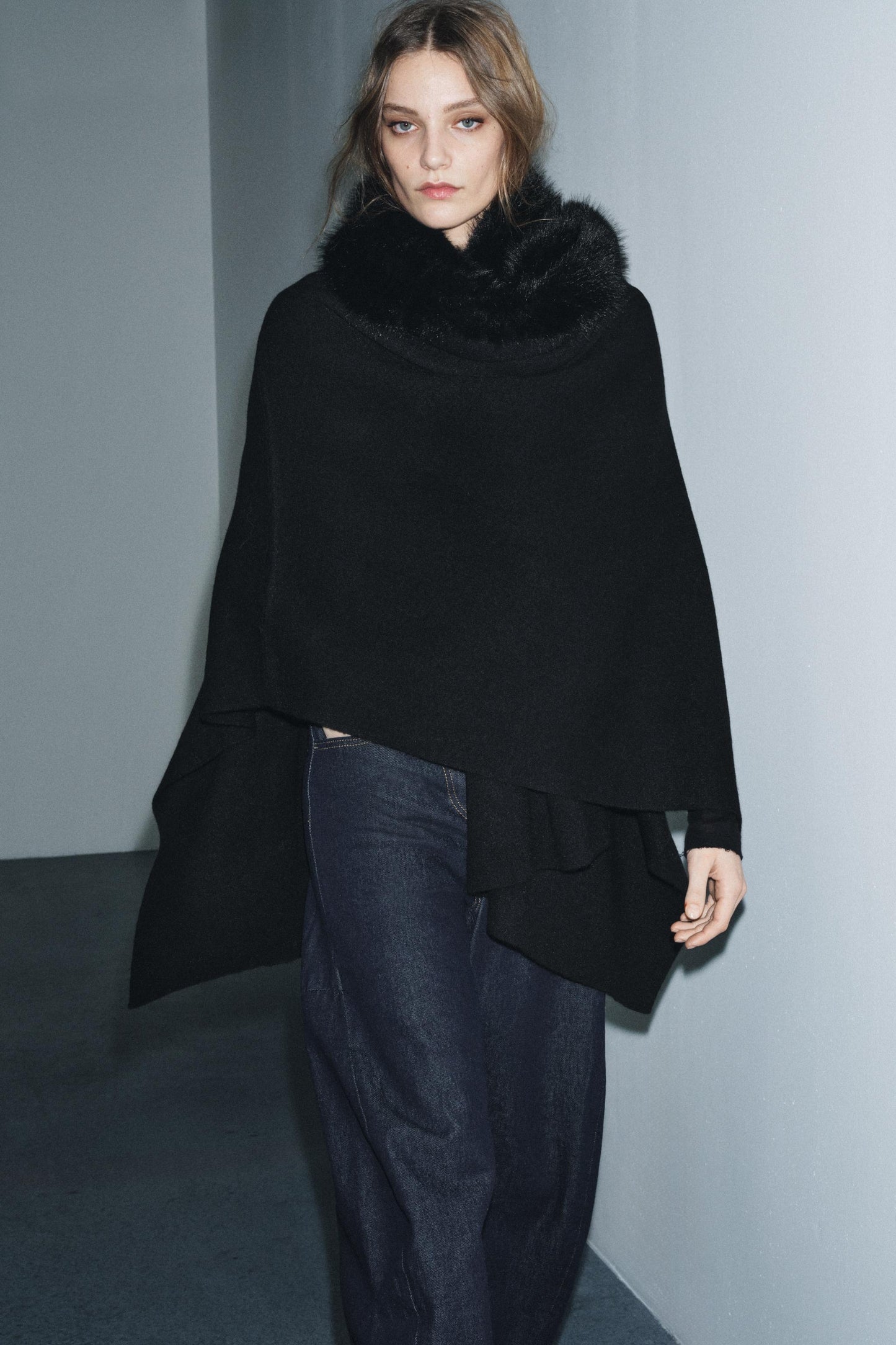 Cape En Maille Effet Fourrure