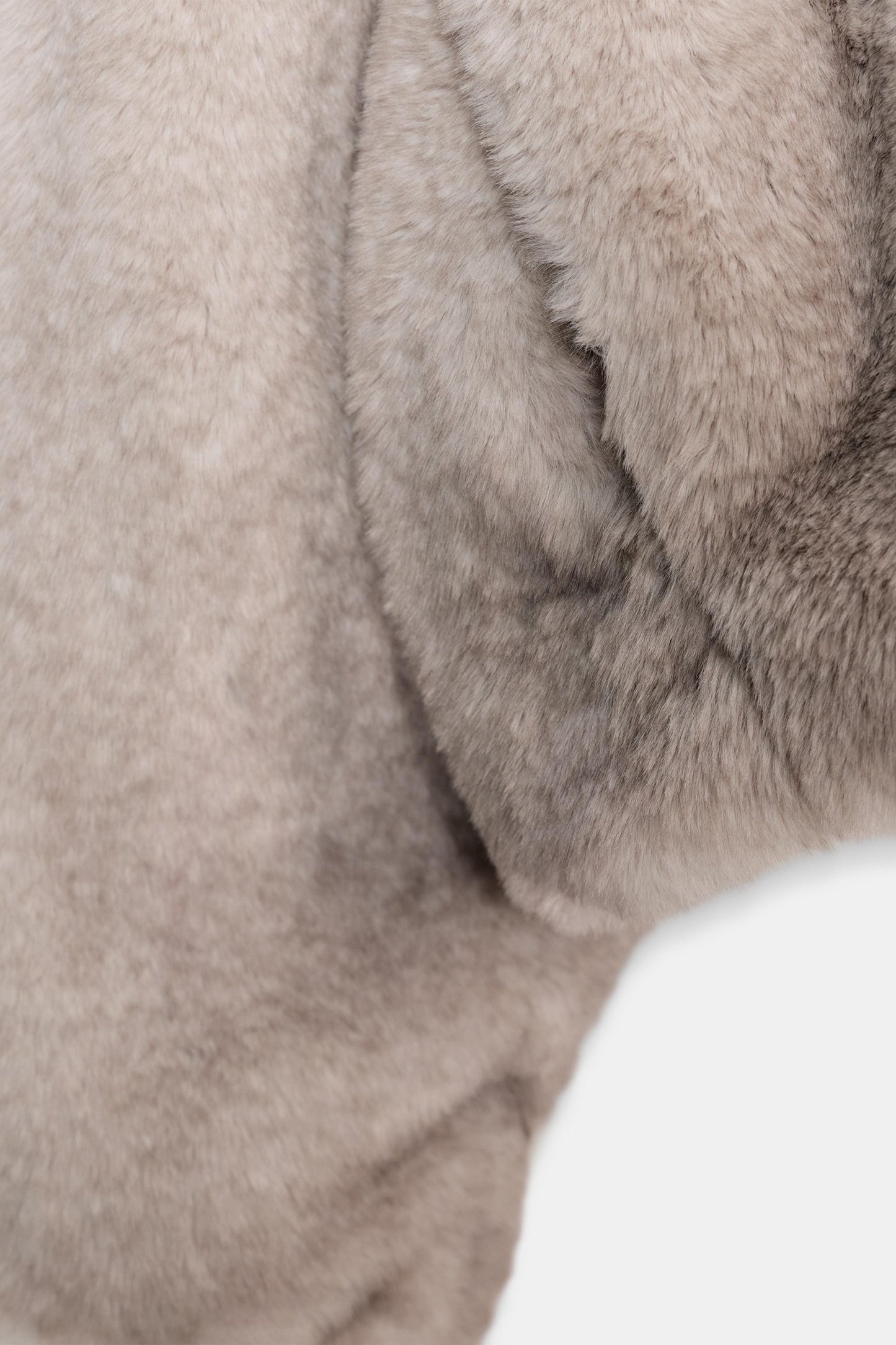 Manteau Court Effet Fourrure À Capuche